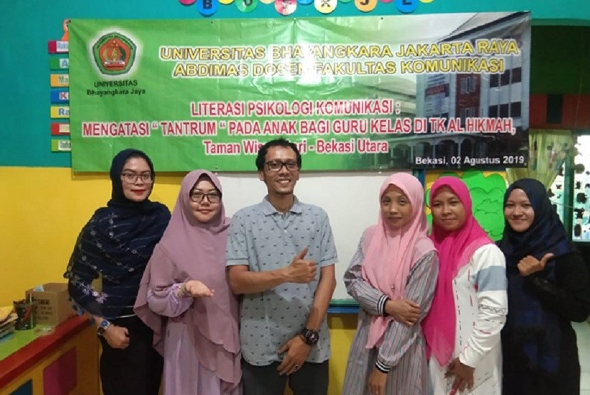  Astuty Pohan, S.Sos, M.M (paling kiri) bersama guru-guru TK Al Hikmah.