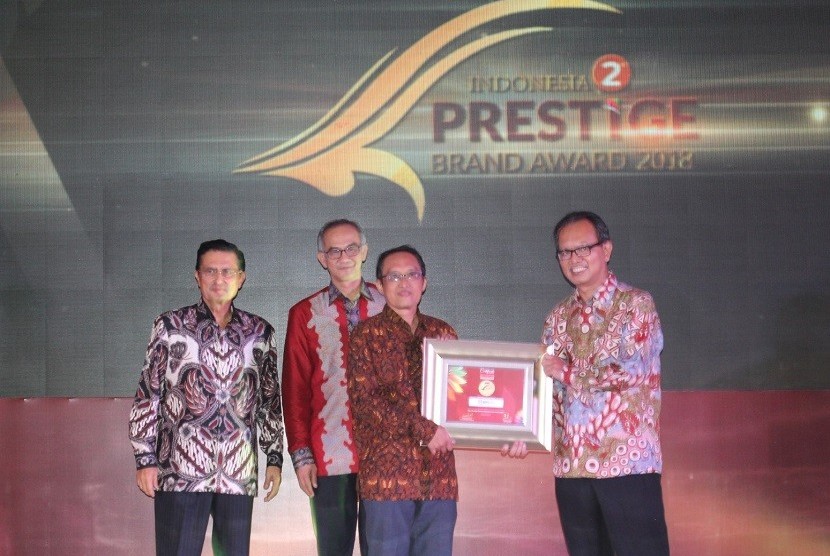 Asuransi BRI life menerima piagam penghargaan Indonesia Prestige Brand Award 2018.