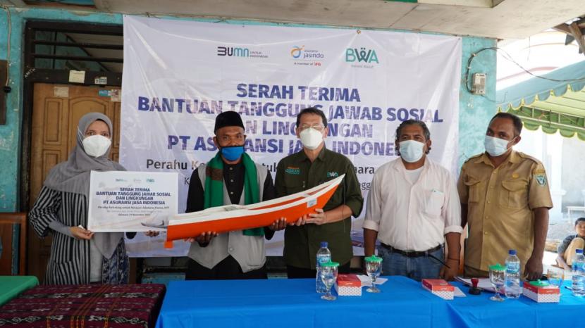 Asuransi Jasindo bersinergi dengan BWA Inovasi Wakaf menyerahkan bantuan  enam perahu ketinting untuk  nelayan Desa Sagu dan Desa Adonara, Nusa Tenggara Timur  (NTT), Senin (1/11).