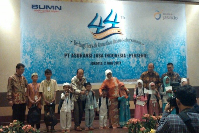 Asuransi Jasindo menggelar buka puasa bersama anak yatim, fakir dan miskin.