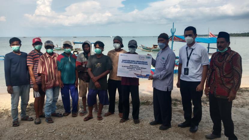 Asuransi Jasindo menyerahkan bantuan delapan dari rencana 31  unit perahu jukung berikut alat tangkap ikan berupa alat pancing, jaring dan mesin ketinting  kepada para nelayan di desa Tanjung Jaya, Pandeglang, Banten, Rabu (15/9).