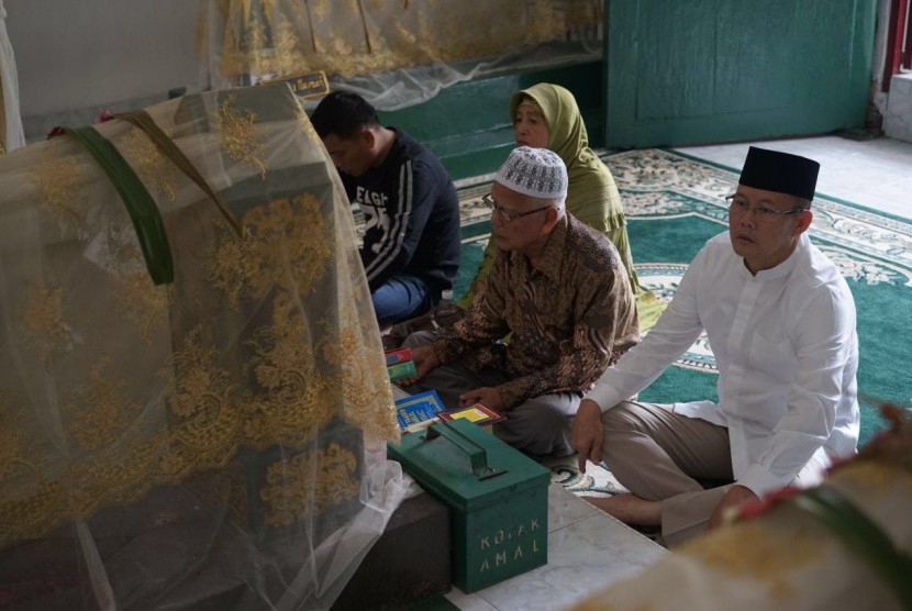 Aswari Rivai (kanan) saat berziarah ke makam Sultan Mahmud Baharuddin di kawasan 3 Ilir, Palembang, Jumat (26/1) pagi.