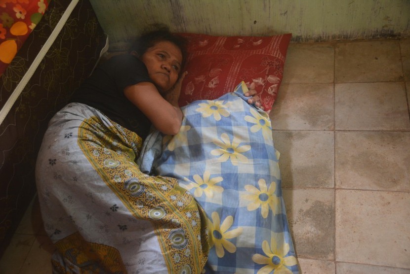 Asyani (63), terdakwa kasus pencurian kayu jati milik Perhutani, sakit dan tiduran di rumahnya Desa Jatibanteng, Jatibanteng, Situbondo, Jawa Timur, Kamis (2/4).(Antara/Seno) 
