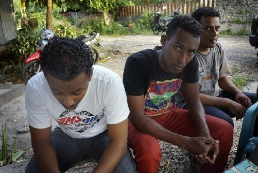 Asylum seekers, who were turned back by Australia, sit in an immigration holding area at a hotel in Kupang January 28, 2014.