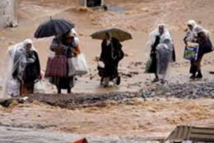 At least 30 people have been killed in Morocco after heavy rain and floods, official sources said.