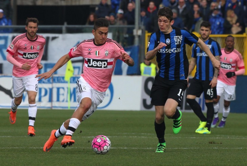 Atalanta's midfielder Marten de Roon (R) and Juventus' forward Paulo Dybala in action during the Italian Serie A soccer match between Atalanta and Juventus at Atleti Azzurri d'Italia stadium in Bergamo, Italy, 06 March 2016. 