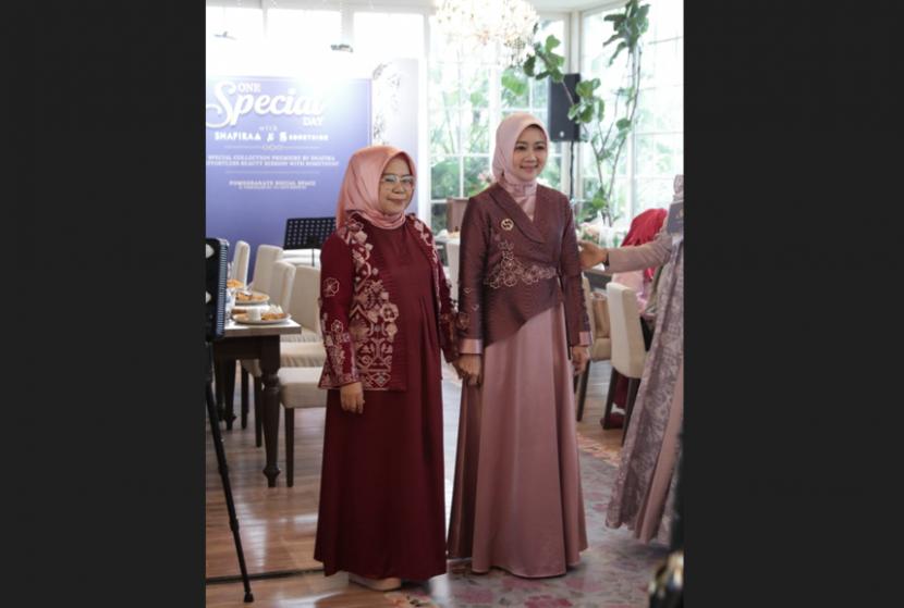 Atalia Praratya istri Gubernur Jabar Ridwan Kamil (kanan) bersama founder Shafira Feny Mustafa di acara Shafira Fashion Show di Bandung, Jumat (9/9/2022). 