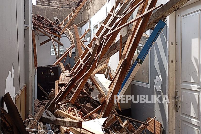 Atap Kelas SMP 1 Pasundan Bandung Ambruk, 6 Orang Siswa dan Satu Pekerja Jadi Korban