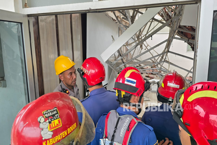 Atap bangunan Sekolah Menengah Kejuruan Nasional (SMKN) 1 Cileungsi Bogor ambruk sekitar pukul 09.10 WIB, Rabu (10/9/2025). Akibatnya, puluhan siswa terkena reruntuhan atap dan tujuh orang siswa harus dilarikan ke Rumah Sakit Thamrin untuk mendapatkan perawatan. 