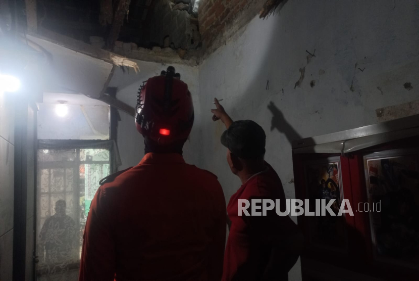 Atap dan Langit-langit Rumah di Kelurahan Padasuka, Kecamatan Cimahi Tengah, Kota Cimahi, Jawa Barat Ambruk Menimpa Dua Bocah pada Rabu (27/8/2025).