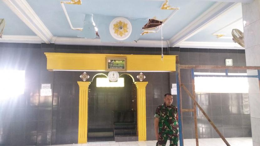 Atap masjid di Kampung Sampora RT.02/RW.01, Kelurahan Nanggewer Mekar, Kecamatan Cibinong, Kabupaten Bogor rusak terkena sambaran petir, Senin (19/6/2023).