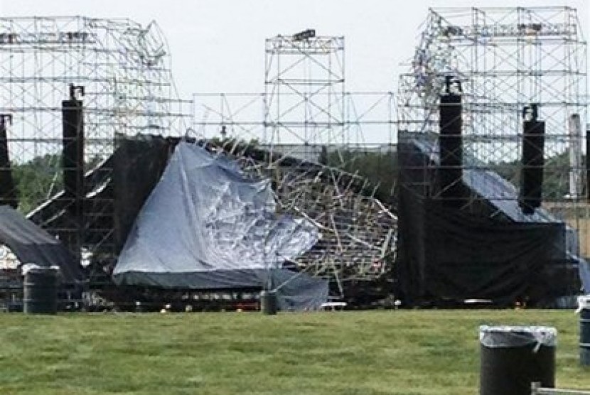 Atap panggung konser Radiohead ambruk di Downsview Park, Toronto, pada Sabtu (16/6). 