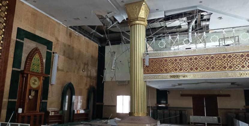 Atap plafon Masjid Islamic Center Indramayu ambruk, Ahad (24/1) sekitar pukul 12.15 WIB. T