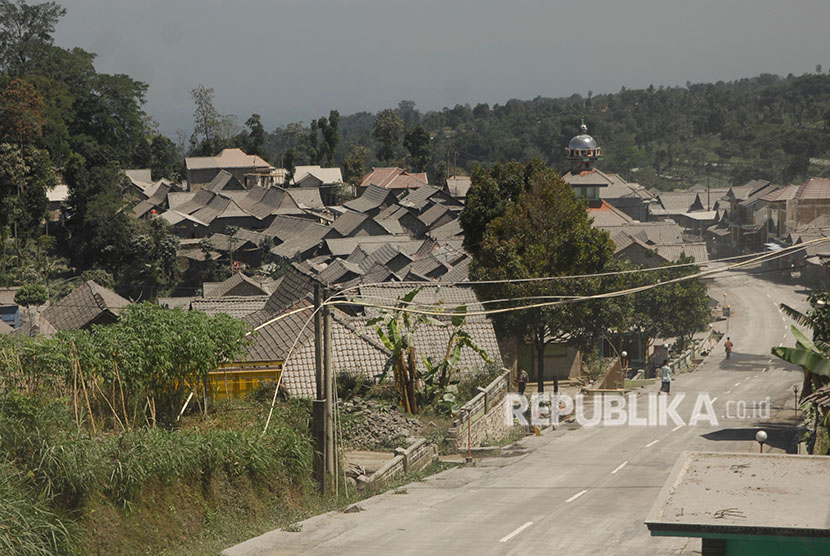 Volcanic ash of Mount Merapi covers houses in Wonolelo, Sawangan, Magelang, Central Java, on Friday (June 1).