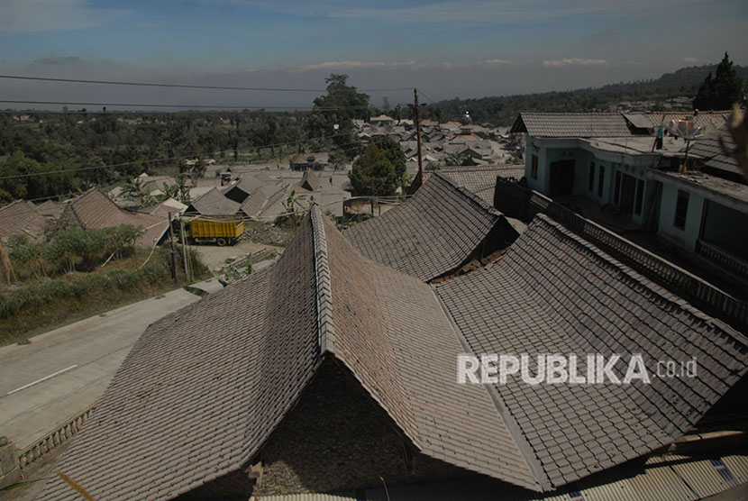 Atap rumah permukiman warga tertutup abu vulkanis Gunung Merapi di Wonolelo, Sawangan, Magelang, Jawa Tengah, Jumat (1/6).