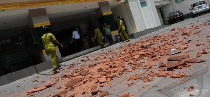 Atap Rumah Sakit Kasih Ibu berjatuhan akibat gempa di Denpasar, Bali, Kamis (13/10).