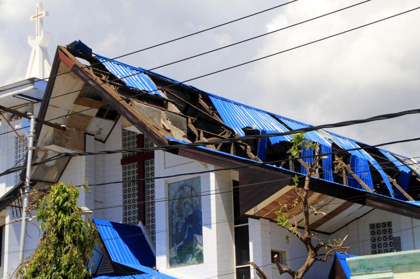 Atap salah satu rumah rusak akibat diterjang angin kencang (ilustrasi).