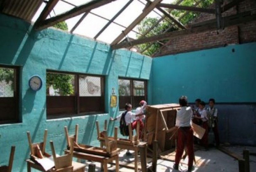 Para siswa SDN 2 Mlatinorowito Kudus belajar di tempat darurat. Atap sekolah dasar yang rusak (ilustrasi)