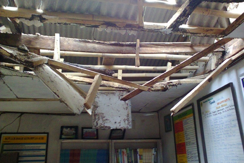 Atap sekolah SD Leuwi Baru 1 Kabupaten Bogor yang sudah roboh 