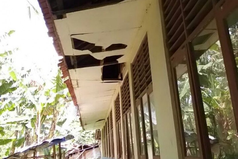 Atap sekolah SDN Cipinang 01 Rumpin, Kabupaten Bogor yang kondisinya rusak