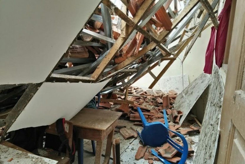 Ilustrasi atap ruang kelas ambruk.