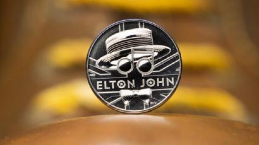Atas dedikasinya di industri musik, penyanyi senior Sir Elton John diabadikan dalam seri koin Royal Mint.