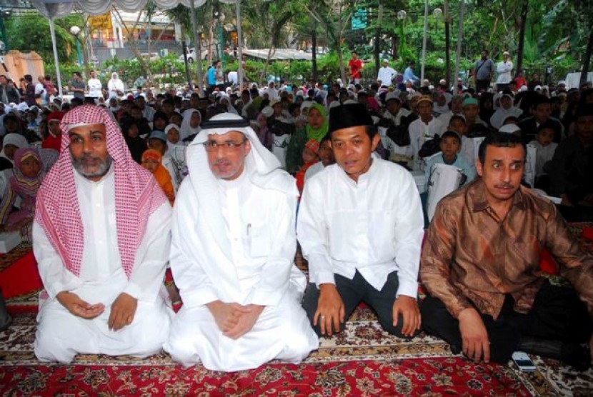 Atase Agama Kedutaaan Besar Arab Saudi Indonesia Ibrahim S al-Nughaimisyi(kiri) saat menghadiri santunan yatim piatu di puncak acara Republika Ramadhan Fair 2012
