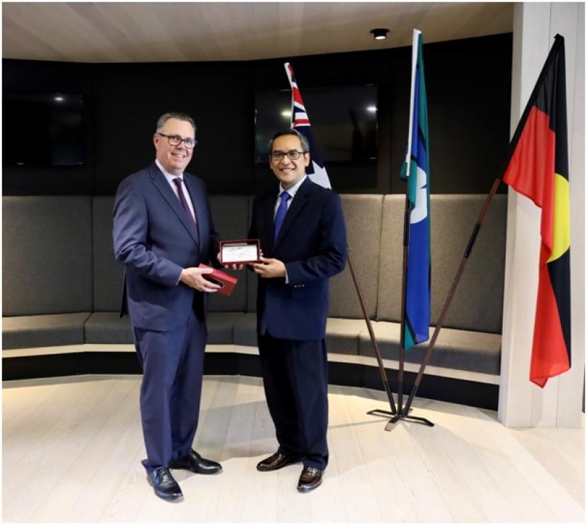 Atase Pendidikan dan Kebudayaan (Atdikbud) KBRI Canberra, Mukhamad  Najib (kanan) dan Vice-Chancellor La Trobe University, Professor John Dewar, seusai Round Table Discussion di La Trobe University, Australia, Senin (7/3). 