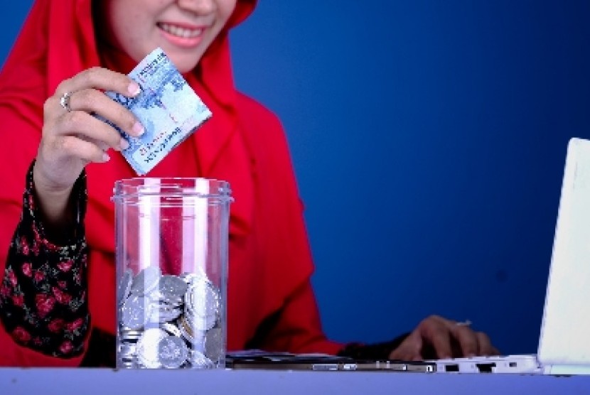 Atasi bocor halus keuangan dengan memotong gaji di awal dan memasukkannya ke kantung tabungan dan investasi.