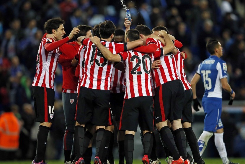 Athletic Bilbao players celebrate defeating Espanyol during their semi-final second leg Spanish King's Cup trophy match, near Barcelona March 4, 2015. 