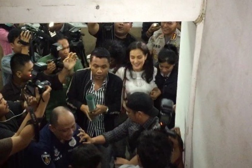 Atiqah Hasiholan meets police summon to be questioned about her mother, Ratna Sarumpaet, hoax case, at Jakarta Metro Police Headquarters, Wednesday (Oct 23).