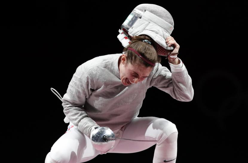 Atlet anggar Rusia Sofia Pozdniakova berteriak usai memastikan raihan medali emas pada final anggar peorangan Olimpiade 2020 di Makuhari Messe Convention Centre, Chiba, Jepang, Senin (26/7/2021).
