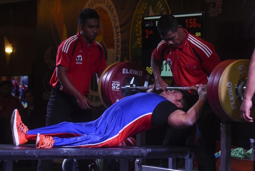 Atlet angkat berat Jawa Barat, Ahmad Hidayat, bersiap melakukan angkatan pada cabang angkat berat kelas 59 kg putra Peparnas XV di Hotel Grand Preanger, Bandung, Jawa Barat, Rabu (19/10). 