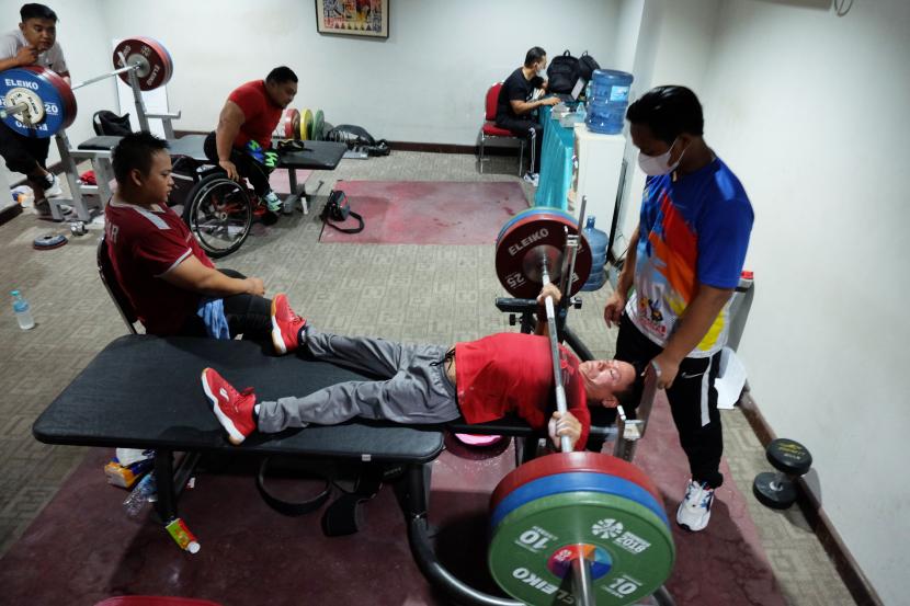 Atlet angkat berat National Paralympic Committee (NPC) mengikuti pemusatan latihan (Pelatnas) untuk ajang ASEAN Para Games (APG) XI 2022 di Solo, Jawa Tengah, Kamis (9/6/2022). Tim NPC Indonesia menargetkan enam medali emas untuk cabang olahraga angkat berat dan juara umum pada ajang ASEAN Para Games XI 2022 tersebut.