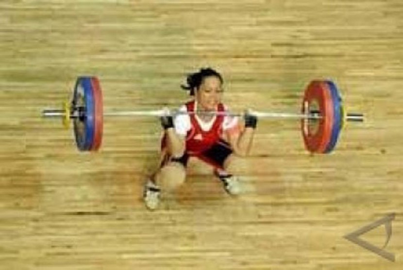 Atlet angkat besi Indonesia, Citra Febrianti, melakukan angkatan clean & jerk saat pertandingan Grup B kelas 53 kg di Dongguan Gymnasium, Guandong, Cina, Ahad  (14/11).