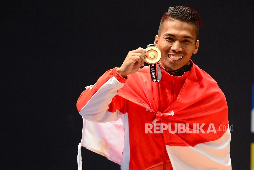 Atlet angkat besi Indonesia Deni bertanding pada kelas 69 kg angkat besi putra SEA Games 2017 Kuala Lumpur di MITEC, Malaysia, Selasa (29/8).