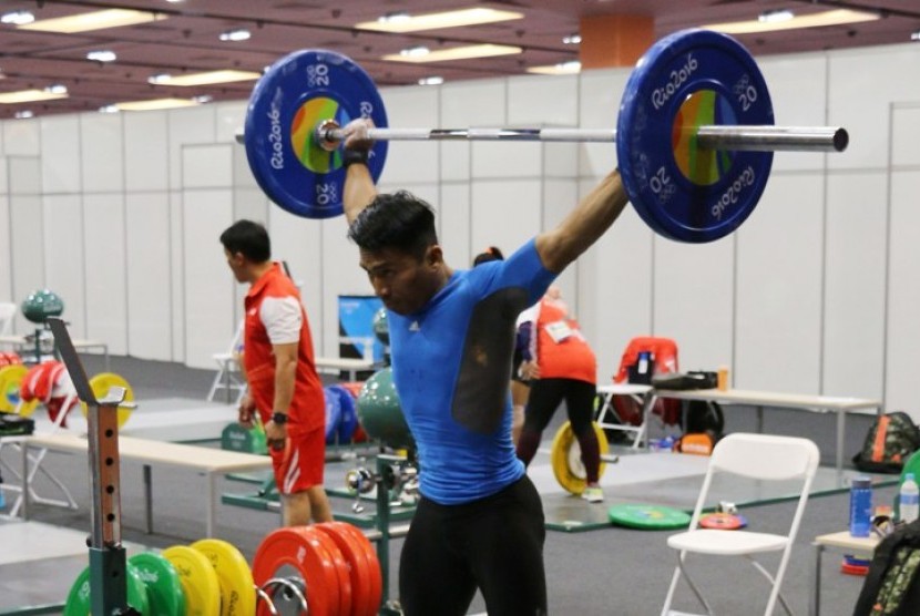 Atlet angkat besi Indonesia Deni saat berlatih di Rio de Janeiro, Jumat (29/7).