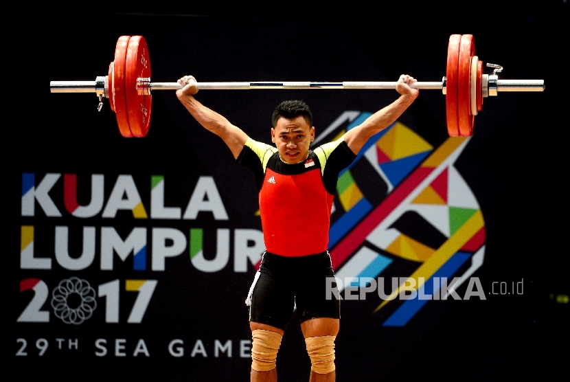 Atlet angkat besi Indonesia Eko Yuli Irawan bertanding pada nomor nomor 62 kg angkat besi SEA Games 2017 Kuala Lumpur di MITEC, Malaysia, Senin (28/8). 