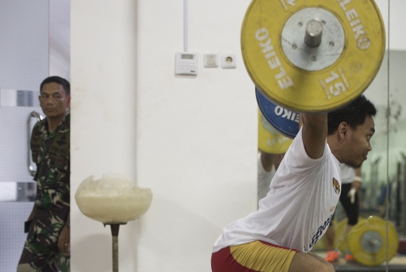 Atlet angkat besi peraih Emas Olimpiade Eko Yuli latihan di pemusatan pelatihan nasional (Pelatnas) cabang olahraga angkat besi di Markas Komando Pasukan Marinir II, Jakarta, Jumat (17/11). 