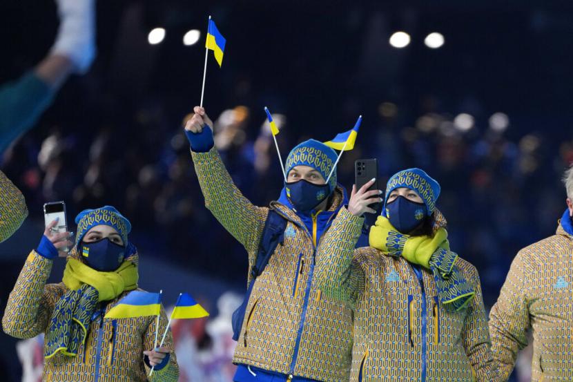 Atlet asal Ukraina melambaikan bendera dalam acara pembukaan Olimpiade Musim Dingin Beijing, Jumat (4/2/2022).