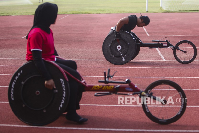 Atlet balap kursi roda National Paralympic Committee (NPC) mengikuti pemusatan latihan di Lapangan Universitas Sebelas Maret, Solo, Jawa Tengah, Senin (9/12/2019).(Antara/Maulana Surya)