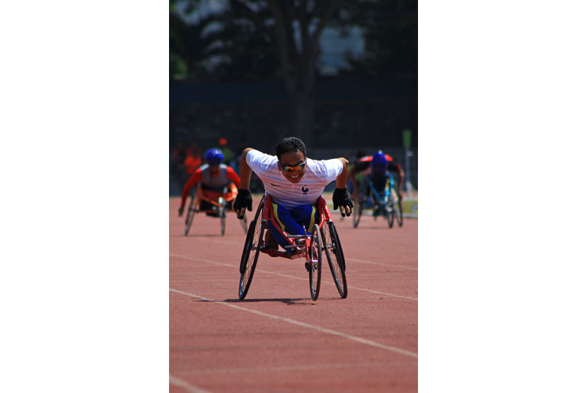 Atlet balap kursi roda putra National Paralympic Committee (NPC).