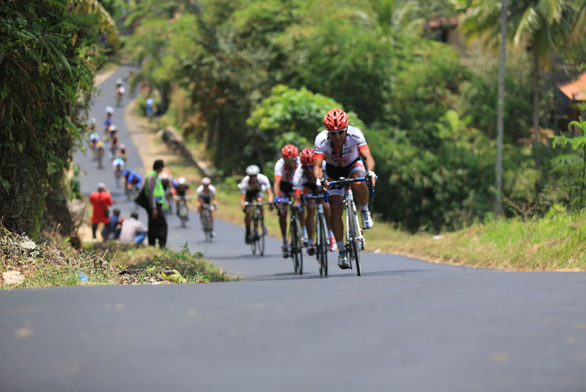 Atlet balap sepeda Internatonal Tour de Banyuwangi Ijen di Banyuwangi, Jawa Timur.