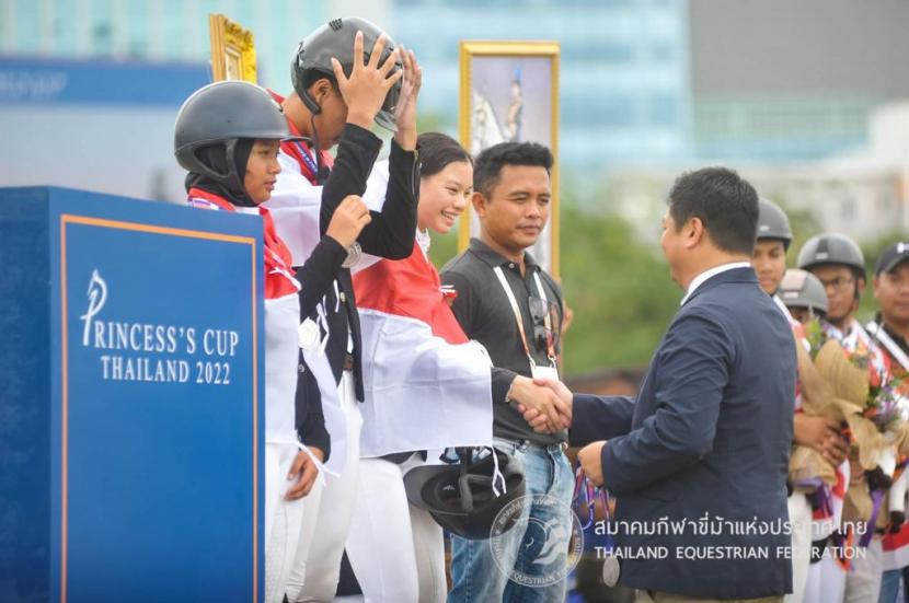 Atlet Berkuda Indonesia, Euclia Purnama, salurkan bantuan ke korban bencana di Cianjur, Jawa Barat setelah merebut medali perak beregu dalam internasional Princess Cup 2022 di Thailand.