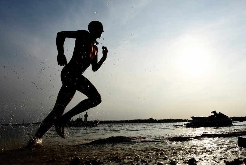 Berlari. Bagi penderita osteoarthritis, olahraga lari tidak disarankan. 