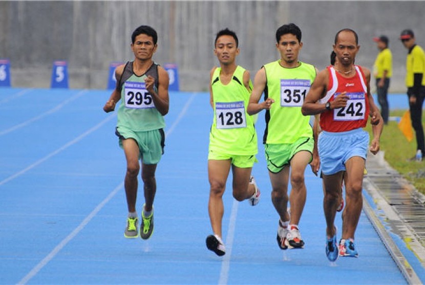 Atlet berlomba dalam lari 5.000 meter tuna daksa Peparnas XIV 2012 di Rumbai Sport Center, Pekanbaru, Senin (8/10). (ilustrasi) 