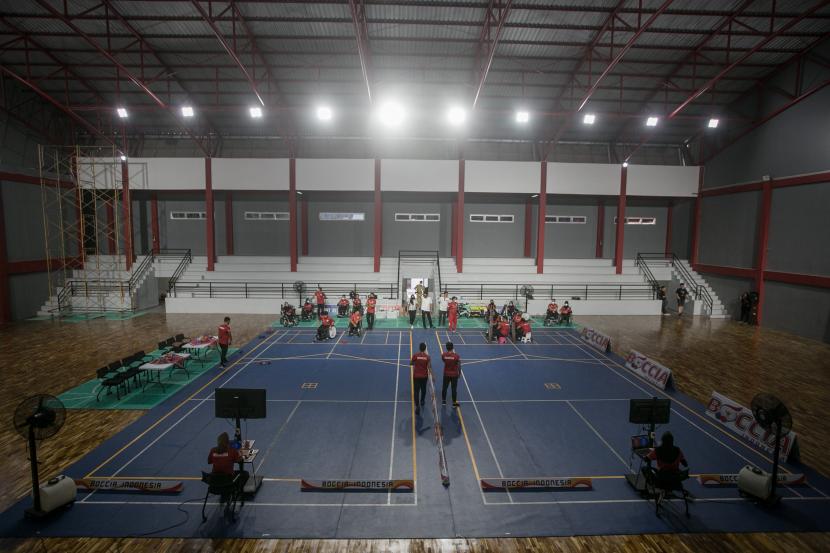 Atlet Boccia berlatih sekaligus mencoba venue di Gor Fakutas Keolahrgaan (FKOR) UNS , Solo, Jawa Tengah, Senin (18/7/2022). Renovasi sejumlah venue olahraga yang dikerjakan dalam waktu 45 hari kerja, secara umum telah selesai dikerjakan dan siap digunakan untuk penyelengaraan ASEAN Paragames 2022 pada 30 Juli hingga 6 Agustus mendatang.