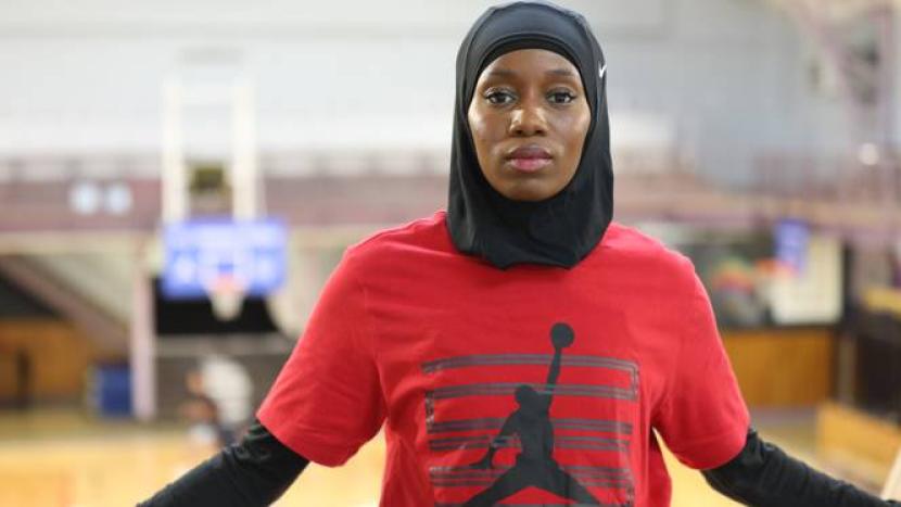 Atlet bola basket Muslimah Prancis Salimata Sylla kecewa aturan larangan jilbab di Olimpiade 2024.