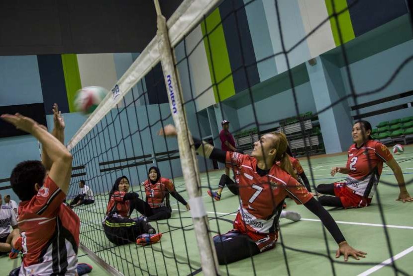 Atlet bola voli duduk putri Asian Para Games Indonesia berlatih di Gelora Bung Karno Arena, Jakarta, Senin (24/9). 