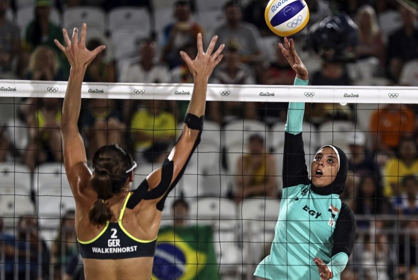 Atlet bola voli pantai Mesir Doaa Elgobashy saat bertanding di Olimpiade Rio melawan Jerman (7/8).